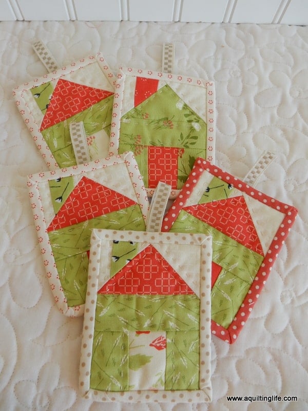 Christmas ornaments quilted decided aquiltinglife Quilted Christmas Ornaments - A Quilting Life