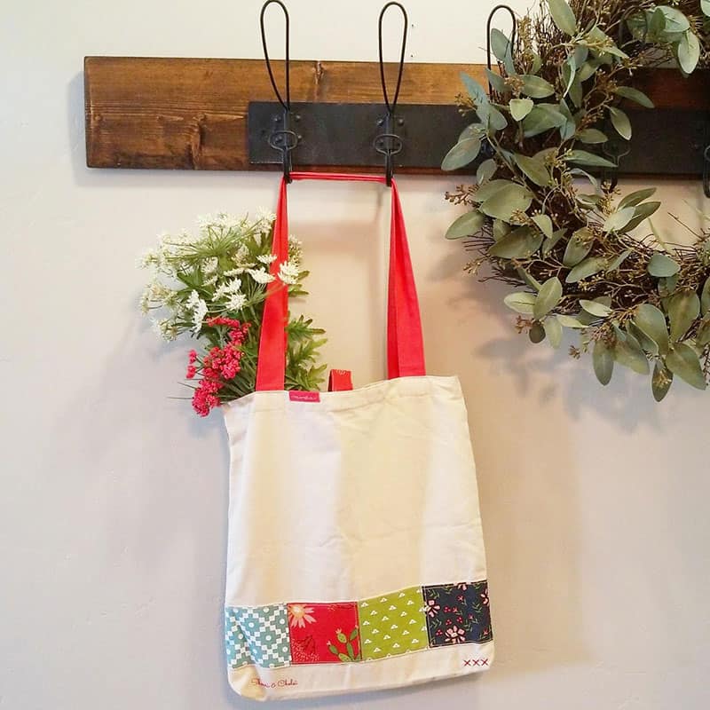 Saturday Seven Inspiration for Quilters 75 featured by top SU quilting blog, A Quilting Life: image of Walkabout Tote Bag