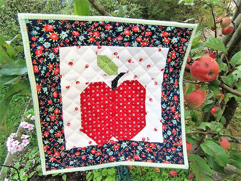apple mini quilt | Small Fall Quilt Projects by popular quilting blog, A Quilting Life: image of a an Apple Mini quilt.