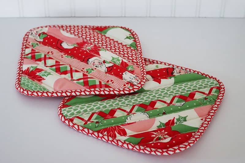 https://www.aquiltinglife.com/wp-content/uploads/2020/12/String-pot-holder-christmas.jpg