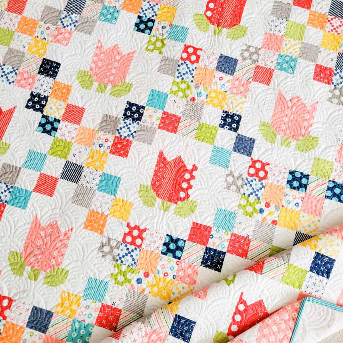 Friendly Blooms quilt by Chelsi Stratton
